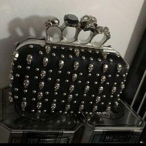 Brass knuckle skull cluth